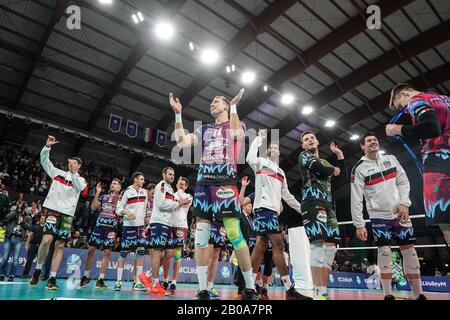 Perugia, Italien. Februar 2020. Sir Sicoma monini feiert für La vittoria von Partita während Sir Sicoma Monini Perugia vs Projekt Warszawa, Volleybal Champions League Men Championship in Perugia, Italien, 19. Februar 2020 Credit: Independent Photo Agency/Alamy Live News Stockfoto