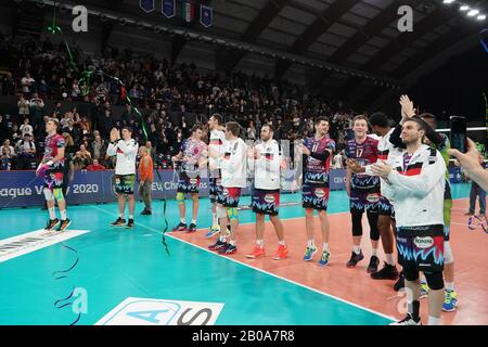 Perugia, Italien. Februar 2020. Sir Sicoma monini feiert für La vittoria von Partita während Sir Sicoma Monini Perugia vs Projekt Warszawa, Volleybal Champions League Men Championship in Perugia, Italien, 19. Februar 2020 Credit: Independent Photo Agency/Alamy Live News Stockfoto