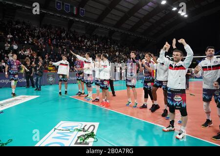 Perugia, Italien. Februar 2020. Sir Sicoma monini feiert für La vittoria von Partita während Sir Sicoma Monini Perugia vs Projekt Warszawa, Volleybal Champions League Men Championship in Perugia, Italien, 19. Februar 2020 Credit: Independent Photo Agency/Alamy Live News Stockfoto