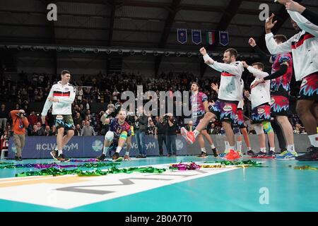 Perugia, Italien. Februar 2020. Sir Sicoma monini feiert für La vittoria von Partita während Sir Sicoma Monini Perugia vs Projekt Warszawa, Volleybal Champions League Men Championship in Perugia, Italien, 19. Februar 2020 Credit: Independent Photo Agency/Alamy Live News Stockfoto