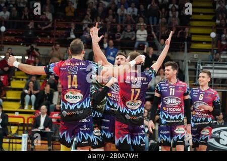 Perugia, Italien. Februar 2020. Sir Sicoma monini feiert während Sir Sicoma Monini Perugia vs Projekt Warszawa, Volleybal Champions League Men Championship in Perugia, Italien, 19. Februar 2020 Credit: Independent Photo Agency/Alamy Live News Stockfoto