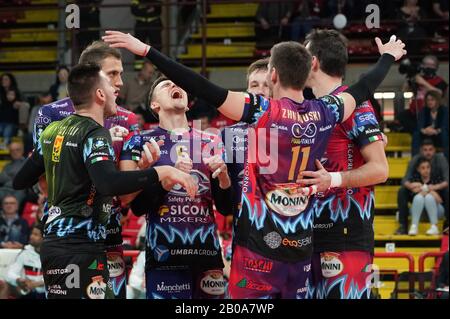 Perugia, Italien. Februar 2020. Sir Sicoma monini feiert während Sir Sicoma Monini Perugia vs Projekt Warszawa, Volleybal Champions League Men Championship in Perugia, Italien, 19. Februar 2020 Credit: Independent Photo Agency/Alamy Live News Stockfoto