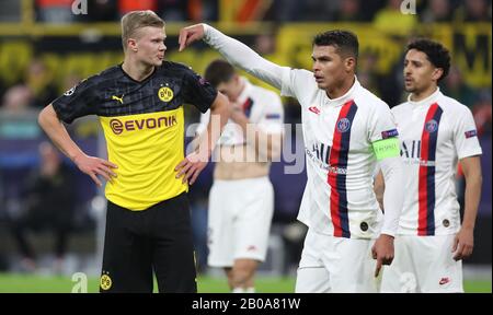 Dortmund, Deutschland. Februar 2020. Firo: 18.02.2020 Fußball, Fußball: UEFA Champions League, CL Saison 2019/2020 Runde 16, Hinspiel BVB Borussia Dortmund - PSG Paris St. Germain 2: 1 BVB Erling Håland, Haland, Haaland, Geste, Geste, PSG Thiago Silva, Nutzung Worldwide Credit: Dpa/Alamy Live News Stockfoto