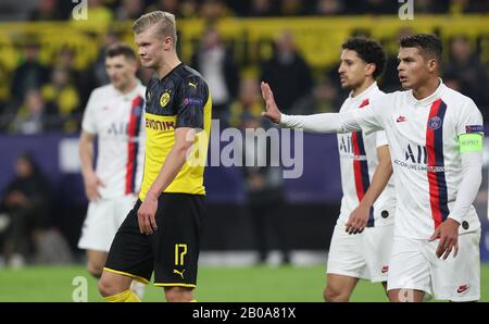 Dortmund, Deutschland. Februar 2020. Firo: 18.02.2020 Fußball, Fußball: UEFA Champions League, CL Saison 2019/2020 Runde 16, Hinspiel BVB Borussia Dortmund - PSG Paris St. Germain 2: 1 BVB Erling Håland, Haland, Haaland, Geste, Geste, PSG Thiago Silva, Nutzung Worldwide Credit: Dpa/Alamy Live News Stockfoto