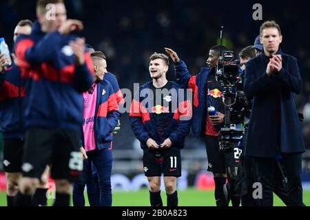 London, Großbritannien. Feb. 2020. Fußball: Champions League, Runde 16, Hinspiel, Tottenham Hotspur - RB Leipzig im Tottenham Hotspur Stadium. Timo Werner (M, 11) lächelt nach dem Spiel, neben ihm ist Nordi Mukiele (22), im Vordergrund klappt Trainer Julian Nagelsmann (r). Kredit: Robert Michael / dpa-Zentralbild / dpa / Alamy Live News Stockfoto