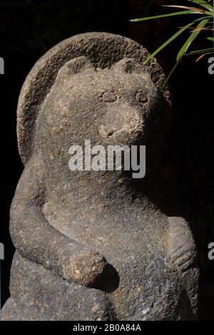 Japanische Tanuki-Steinstatue Stockfoto