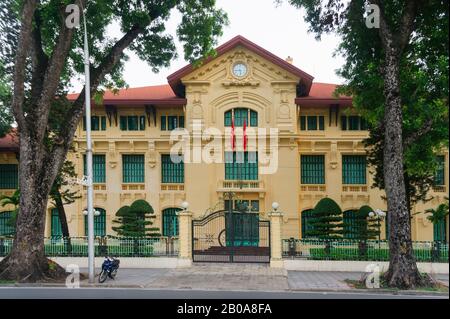 Hanoi, Vietnam, 12. Oktober 2019. Gelbes Gebäude in der Nähe des Präsidentenpalastes in Hanoi Stockfoto