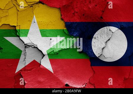 Flaggen von Myanmar und Laos auf gerissene Wand gemalt Stockfoto