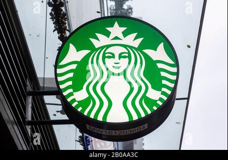 Amerikanischen multinationalen Kette Starbucks Kaffee Logo in Hong Kong gesehen. Stockfoto