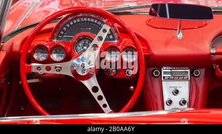 Detail des roten Vintage Chevrolet Corvette Dashboards Stockfoto