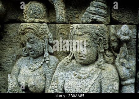 INDONESIEN, JAVA, MALENG, ZENTRALJAVA, BUDDHISTISCHER TEMPEL VON BOROBUDUR, SCHNITZEREIEN MIT BASSRELIEFARBEITEN Stockfoto