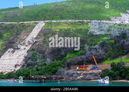 Knysna Lagoon, Mossel Bay, Südafrika - 9. Januar 2018. Arbeiter und Baumaschinen auf der Seite der Outeniquas Mountains. Stockfoto