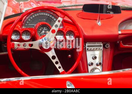 Detail des roten Vintage Chevrolet Corvette Dashboards Stockfoto