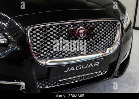 Detail des Kühlergrills auf einem Jaguar XJ Stockfoto