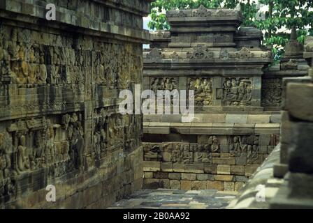 INDONESIEN, JAVA, MALENG, ZENTRALJAVA, BUDDHISTISCHER TEMPEL VON BOROBUDUR, SCHNITZEREIEN MIT BASSRELIEFARBEITEN Stockfoto