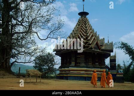 CHINA, PROVINZ YUNNAN, XISHUANG BANA, MÖNCH VOR EINER PAGODE Stockfoto