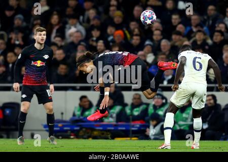 Tottenham Hotspur Stadium, London, Großbritannien. Feb. 2020. UEFA Champions League Fußball, Tottenham Hotspur gegen Red Bull Leipzig; Davinson Sánchez von Tottenham Hotspur gewinnt einen Kopfball gegen Yussuf Poulsen von RB Leipzig Credit: Action Plus Sports/Alamy Live News Stockfoto