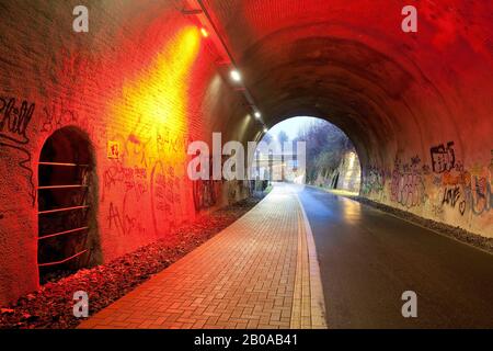 Tunnel Dorrenberg, "Tanztunnel", ehemalige Bahntrasse, heute Radweg am Abend, Deutschland, Nordrhein-Westfalen, Bergisches Land, Wuppertal Stockfoto
