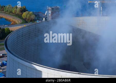 Dampf steigt aus dem Kühlturm des Kraftwerks Moorburg, Deutschland, Hamburg, Moorburg Stockfoto