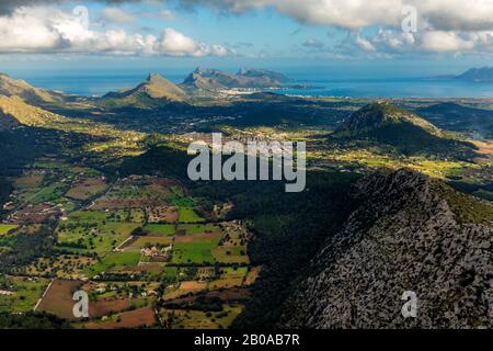 Gebiet rund um Pollensa mit Hügel mit Santuari de la Stute de Deu del Puig, 09.01.2020, Luftbild, Spanien, Balearen, Mallorca, Pollenca Stockfoto