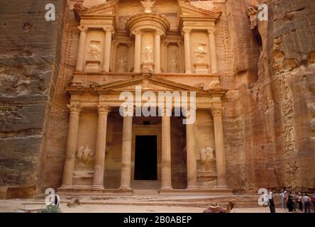 JORDAN, PETRA, URALTE HANDELSROADSTADT, "THE TREASURY" GEBÄUDE, AUS DER FELSWAND AUS SANDSTEIN GEHAUEN Stockfoto