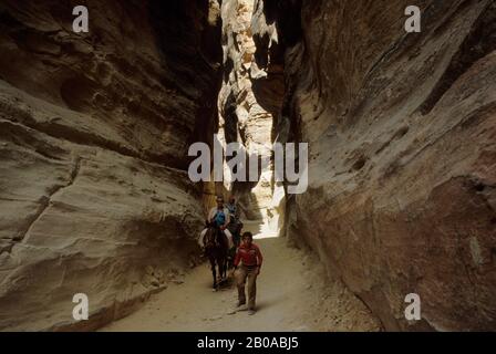 JORDAN, 'SIK' CANYON, EINGANG ZU PETRA, DER ALTEN STADT DER HANDELSROUTE Stockfoto