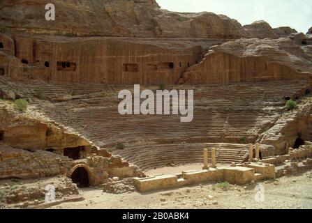 JORDAN, PETRA, URALTE HANDELSROUTE, AMPHITHEATER AUS SANDSTEIN Stockfoto