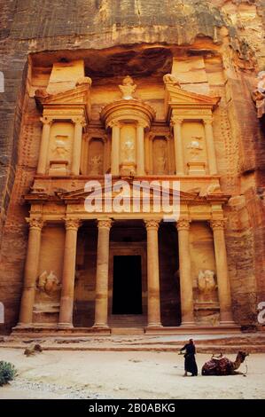 JORDAN, PETRA, URALTE HANDELSROUTEN, TREASURY GEBÄUDE, IN DIE FELSWAND AUS SANDSTEIN GEHAUEN Stockfoto