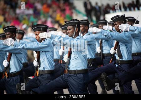 Dschibutische Soldaten marschieren während der 41. Dschibutischen Unabhängigkeitstag Parade 27. Juni 2018 in Dschibuti City, Dschibuti. Stockfoto