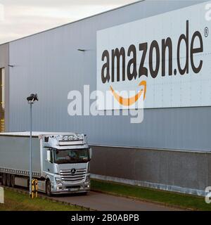 Truck im amazon Logistikzentrum, einem der größten Standorte in Europa, Deutschland, Nordrhein-Westfalen, Ruhrgebiet, Rheinberg Stockfoto