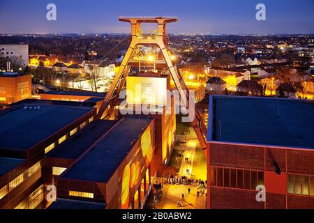 Beleuchtete Kopfbedeckung des Kohle-Bergwerks-Industriekomplexes Schacht XII am Abend, Deutschland, Nordrhein-Westfalen, Ruhrgebiet, Essen Stockfoto