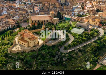 Altstadt von Arta mit Kirche Transfiguracio del Senyor und Kirche Santuari de Sant Salvador, 09.01.2020, Luftbild, Spanien, Balearen, Mallorca, Arta Stockfoto