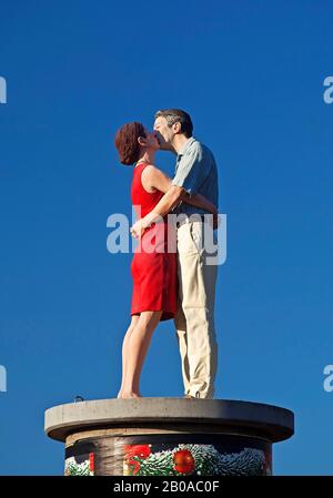 Stylite küsst das Paar II an der Spitze einer Werbespalte, Deutschland, Nordrhein-Westfalen, Niederrhein, Düsseldorf Stockfoto