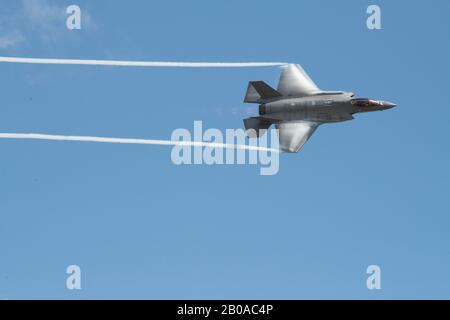 US-Luftwaffenkapellmeister Andrew Dojo Olson führt während der Wings Over Houston Airshow vom 20. Oktober 2019 in Houston, Texas, eine Schnellbank in einem Stealth-Kampfflugzeug F-35 Lightning II durch. Stockfoto