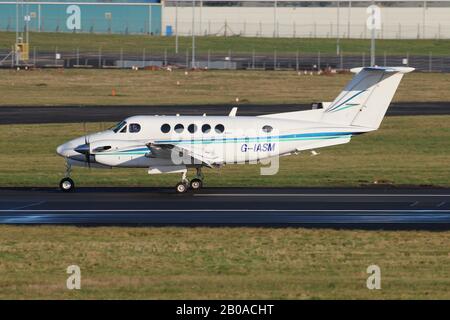 G-IASM, einer Beechcraft B200 Super King Air betrieben von 2 Excel Aviation/Säbel Luftfahrt, am Internationalen Flughafen Prestwick, Ayrshire. Stockfoto