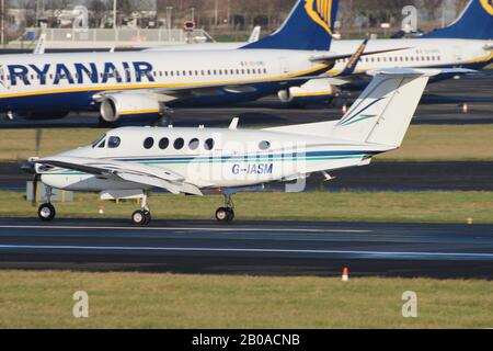 G-IASM, einer Beechcraft B200 Super King Air betrieben von 2 Excel Aviation/Säbel Luftfahrt, am Internationalen Flughafen Prestwick, Ayrshire. Stockfoto