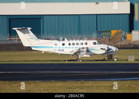 G-IASM, einer Beechcraft B200 Super King Air betrieben von 2 Excel Aviation/Säbel Luftfahrt, am Internationalen Flughafen Prestwick, Ayrshire. Stockfoto