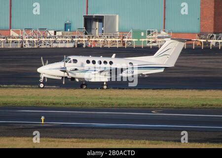 G-IASM, einer Beechcraft B200 Super King Air betrieben von 2 Excel Aviation/Säbel Luftfahrt, am Internationalen Flughafen Prestwick, Ayrshire. Stockfoto