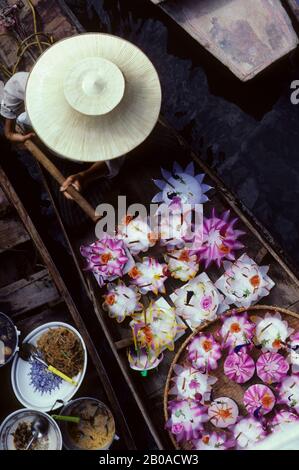 THAILAND, IN DER NÄHE VON BANGKOK, DAMNERN SADUAK, SCHWIMMENDER MARKT AUF KANAL, BOOT MIT KRATHONGS, SCHWIMMENDE KERZENANGEBOTE Stockfoto