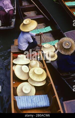 THAILAND, IN DER NÄHE VON BANGKOK, DAMNERN SADUAK, SCHWIMMENDER MARKT AUF KANAL, BOOTE MIT STROHHÜTEN Stockfoto