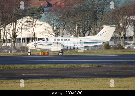 G-IASM, einer Beechcraft B200 Super King Air betrieben von 2 Excel Aviation/Säbel Luftfahrt, am Internationalen Flughafen Prestwick, Ayrshire. Stockfoto