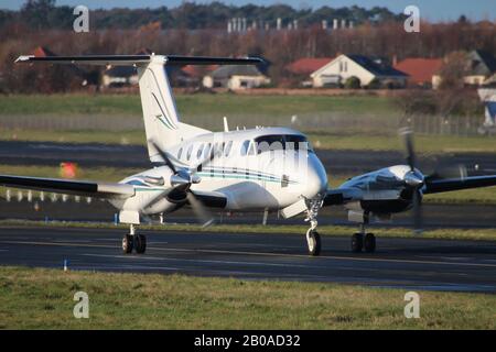 G-IASM, einer Beechcraft B200 Super King Air betrieben von 2 Excel Aviation/Säbel Luftfahrt, am Internationalen Flughafen Prestwick, Ayrshire. Stockfoto