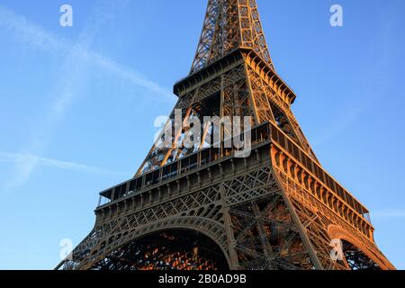 Sonnenaufgang trifft auf den Eiffelturm in Paris, Frankreich. Stockfoto