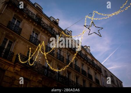 Weihnachtsbeleuchtung in einer Straße in Passy, Paris, Frankreich nahe Weihnachten Stockfoto