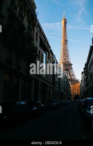 Sonnenaufgang auf dem Eiffelturm in Paris, Frankreich. Stockfoto
