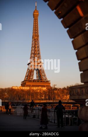 Sonnenuntergang auf dem Eiffelturm von einer Brücke auf der seine aus gesehen. Stockfoto