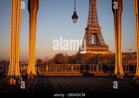 Sonnenuntergang auf dem Eiffelturm, von der Brücke Pont de Bir Hakeim, Paris Stockfoto