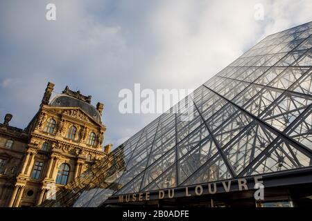 Die berühmten Glaspyramiden am Eingang zum Louvre in Paris. Stockfoto