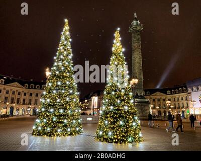 Weihnachtsbäume und Lichter am Place Vendome in Paris, Frankreich. Stockfoto