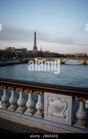 Der Eiffelturm von einer Brücke auf der seine in Paris, Frankreich Stockfoto